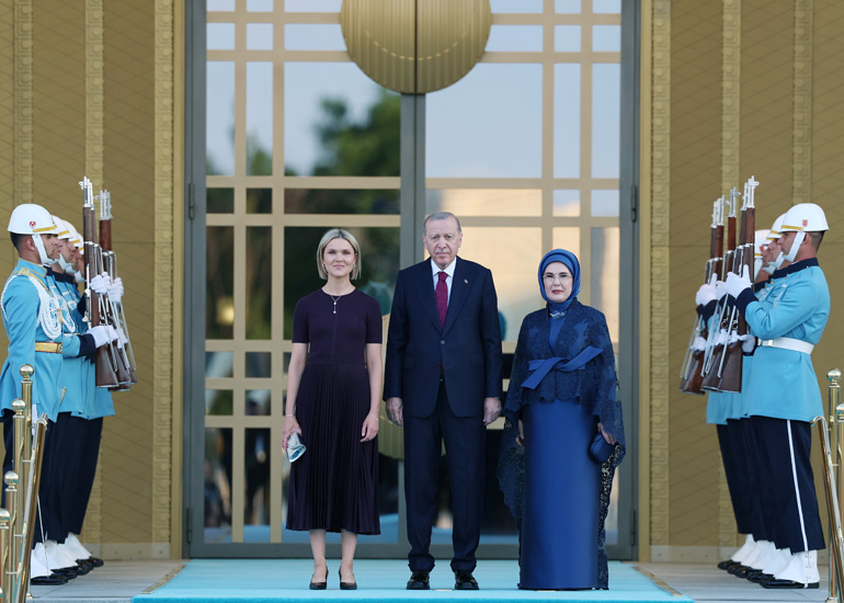 İzlanda Başbakanı Kristrun Frostadottir, NATO Zirvesi’ne damga vurdu!