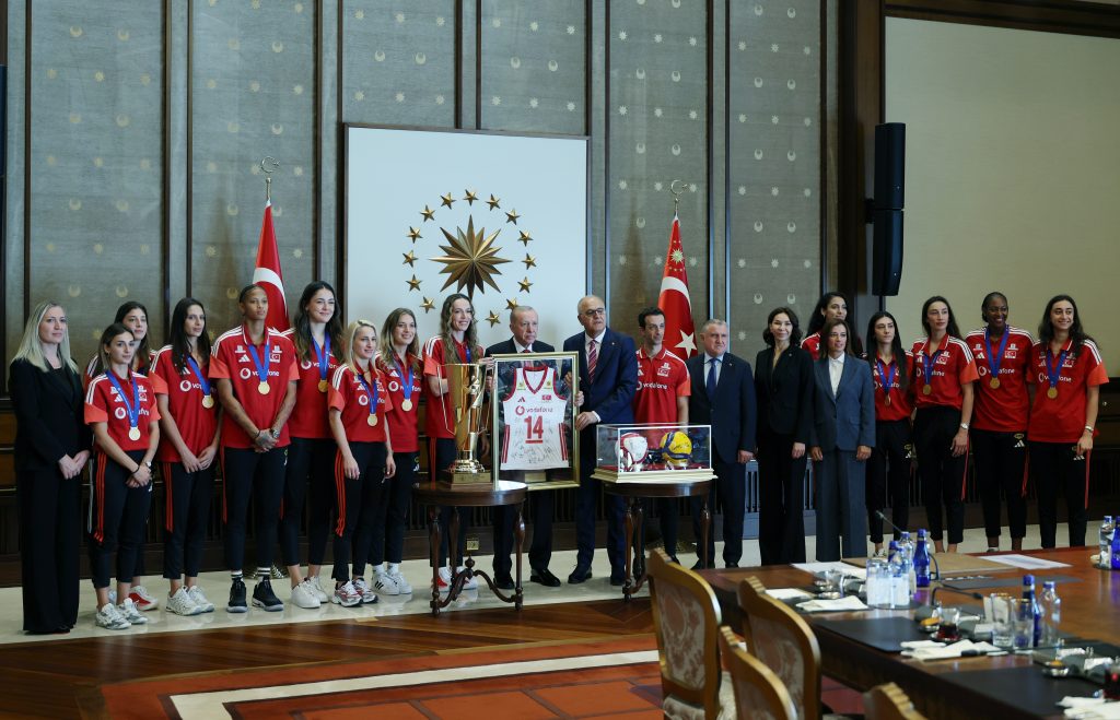 Cumhurbaşkanı Erdoğan, Voleybolcuları Külliyede Ağırladı.
